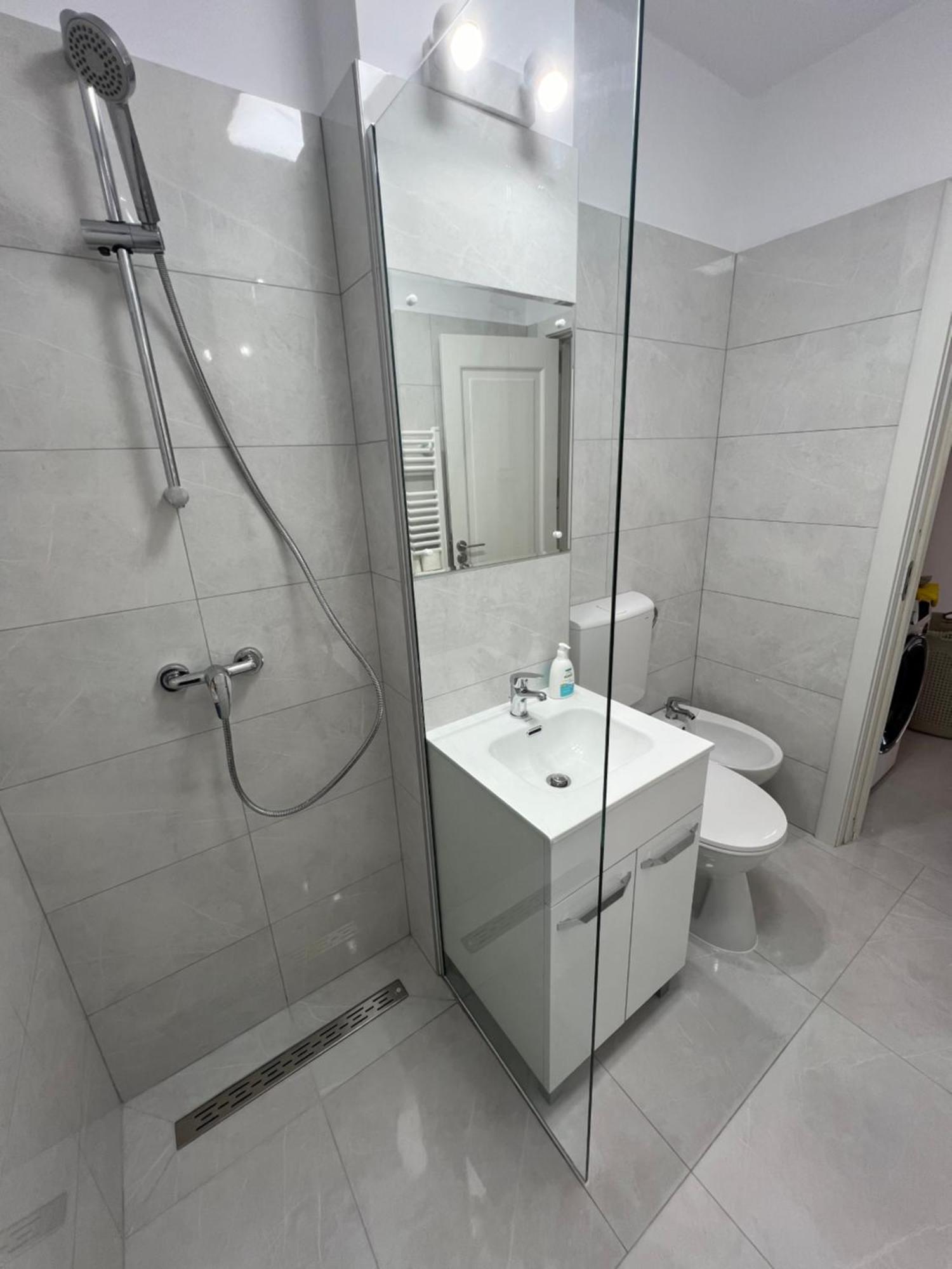 Apartament Centru Lägenhet Râmnicu Vâlcea Exteriör bild
